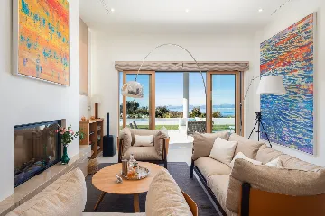 Spacious Six-Bedroom Villa Retreat, Škrip