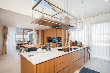 Spacious Six-Bedroom Villa Retreat, Škrip