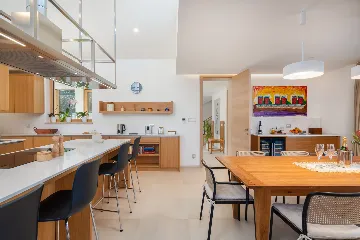 Spacious Six-Bedroom Villa Retreat, Škrip