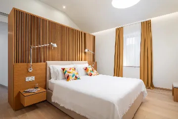 Spacious Six-Bedroom Villa Retreat, Škrip