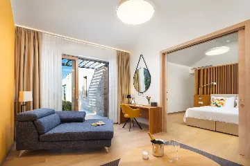 Spacious Six-Bedroom Villa Retreat, Škrip