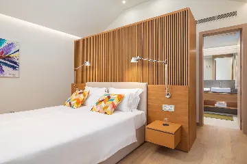 Spacious Six-Bedroom Villa Retreat, Škrip