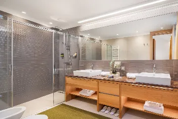 Spacious Six-Bedroom Villa Retreat, Škrip