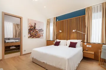 Spacious Six-Bedroom Villa Retreat, Škrip