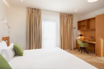 Spacious Six-Bedroom Villa Retreat, Škrip