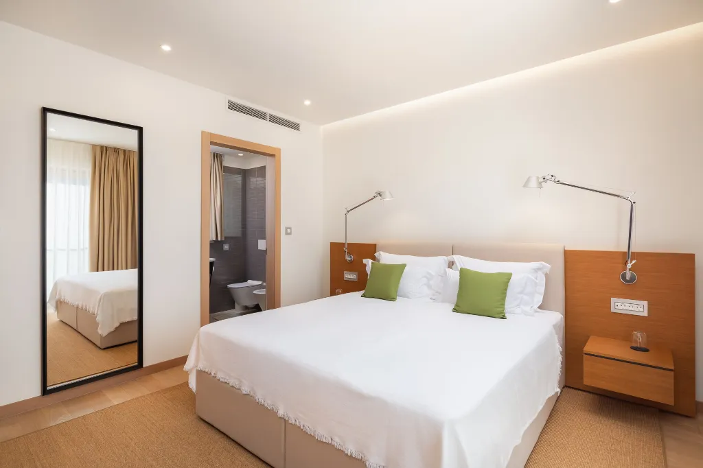 Spacious Six-Bedroom Villa Retreat, Škrip