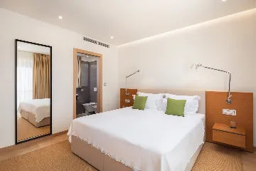 Spacious Six-Bedroom Villa Retreat, Škrip