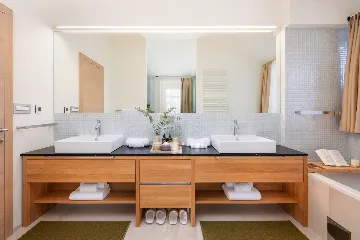 Spacious Six-Bedroom Villa Retreat, Škrip