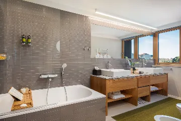 Spacious Six-Bedroom Villa Retreat, Škrip