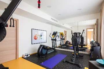 Spacious Six-Bedroom Villa Retreat, Škrip