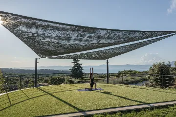 Spacious Six-Bedroom Villa Retreat, Škrip