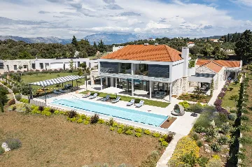 Spacious Six-Bedroom Villa Retreat, Škrip