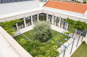 Spacious Six-Bedroom Villa Retreat, Škrip