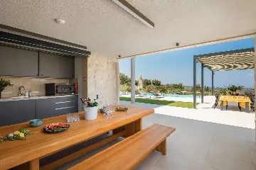 Spacious Six-Bedroom Villa Retreat, Škrip