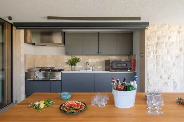 Spacious Six-Bedroom Villa Retreat, Škrip