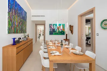 Spacious Six-Bedroom Villa Retreat, Škrip