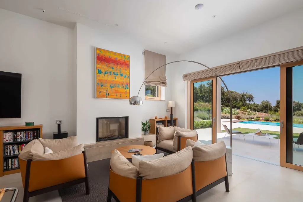 Spacious Six-Bedroom Villa Retreat, Škrip