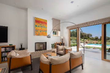 Spacious Six-Bedroom Villa Retreat, Škrip