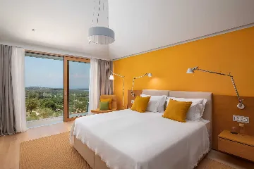 Spacious Six-Bedroom Villa Retreat, Škrip