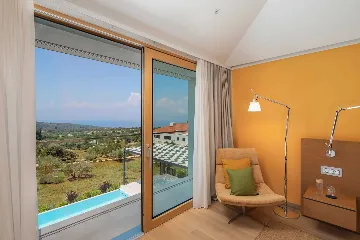 Spacious Six-Bedroom Villa Retreat, Škrip