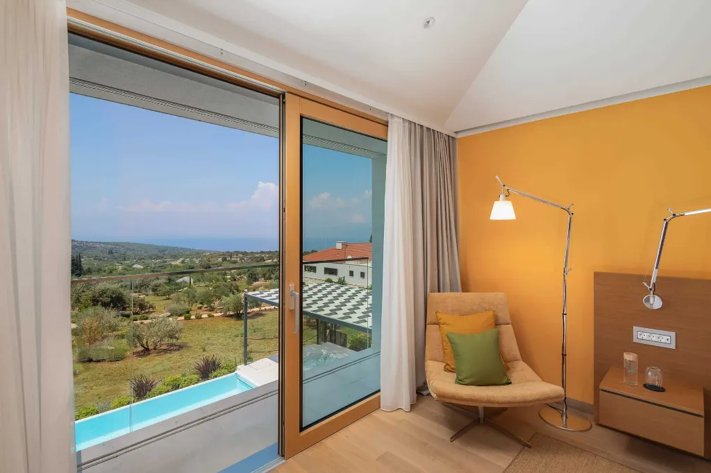 Spacious Six-Bedroom Villa Retreat, Škrip