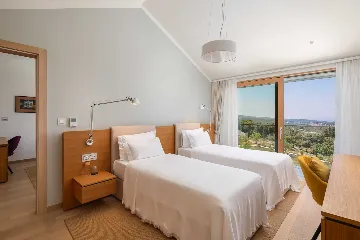 Spacious Six-Bedroom Villa Retreat, Škrip