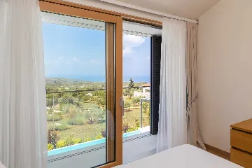 Spacious Six-Bedroom Villa Retreat, Škrip