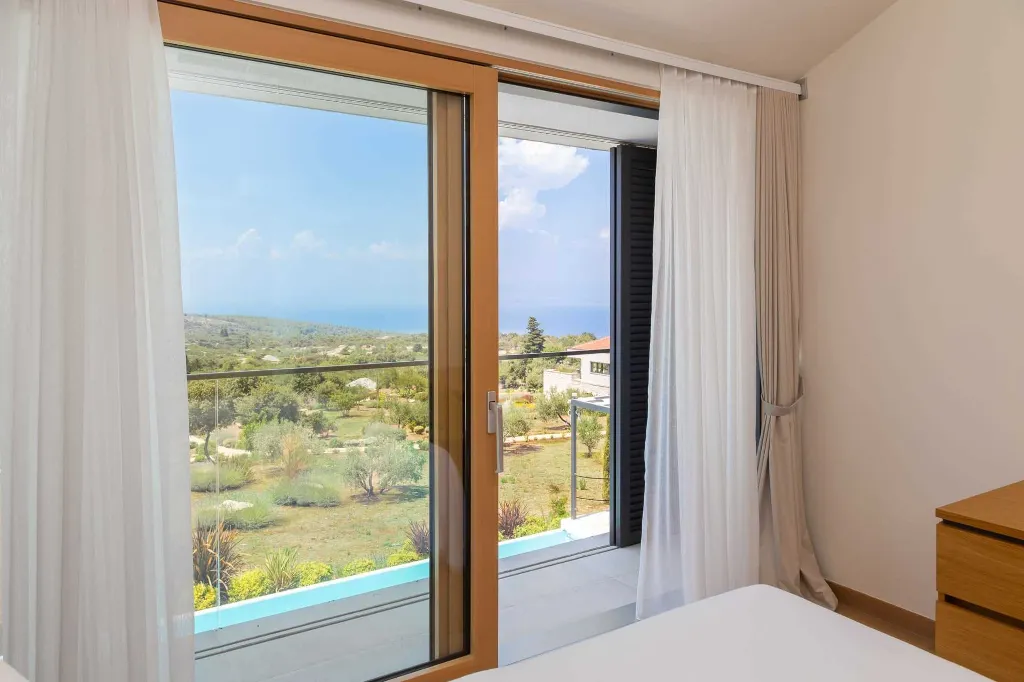 Spacious Six-Bedroom Villa Retreat, Škrip