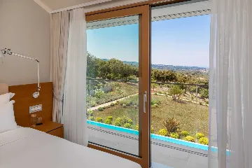 Spacious Six-Bedroom Villa Retreat, Škrip