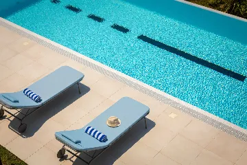 Spacious Six-Bedroom Villa Retreat, Škrip