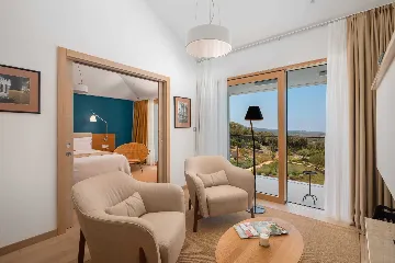 Spacious Six-Bedroom Villa Retreat, Škrip