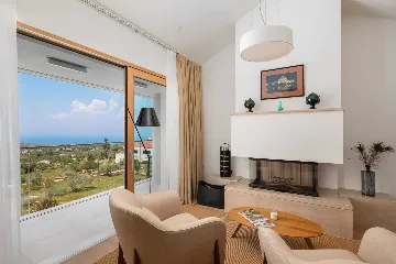 Spacious Six-Bedroom Villa Retreat, Škrip