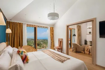 Spacious Six-Bedroom Villa Retreat, Škrip