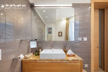 Spacious Six-Bedroom Villa Retreat, Škrip