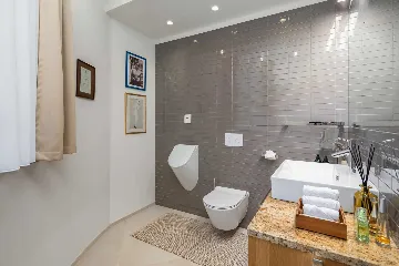 Spacious Six-Bedroom Villa Retreat, Škrip