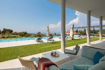Spacious Six-Bedroom Villa Retreat, Škrip