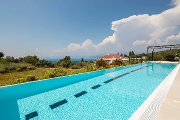 Spacious Six-Bedroom Villa Retreat, Škrip