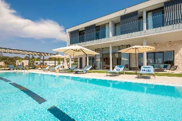 Spacious Six-Bedroom Villa Retreat, Škrip