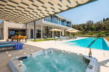 Spacious Six-Bedroom Villa Retreat, Škrip