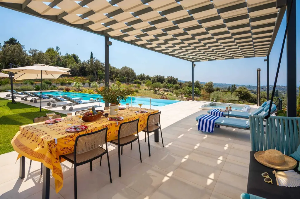 Spacious Six-Bedroom Villa Retreat, Škrip
