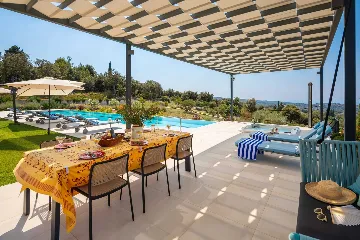 Spacious Six-Bedroom Villa Retreat, Škrip