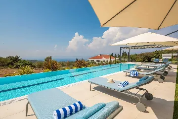 Spacious Six-Bedroom Villa Retreat, Škrip