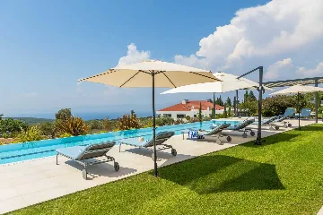 Spacious Six-Bedroom Villa Retreat, Škrip