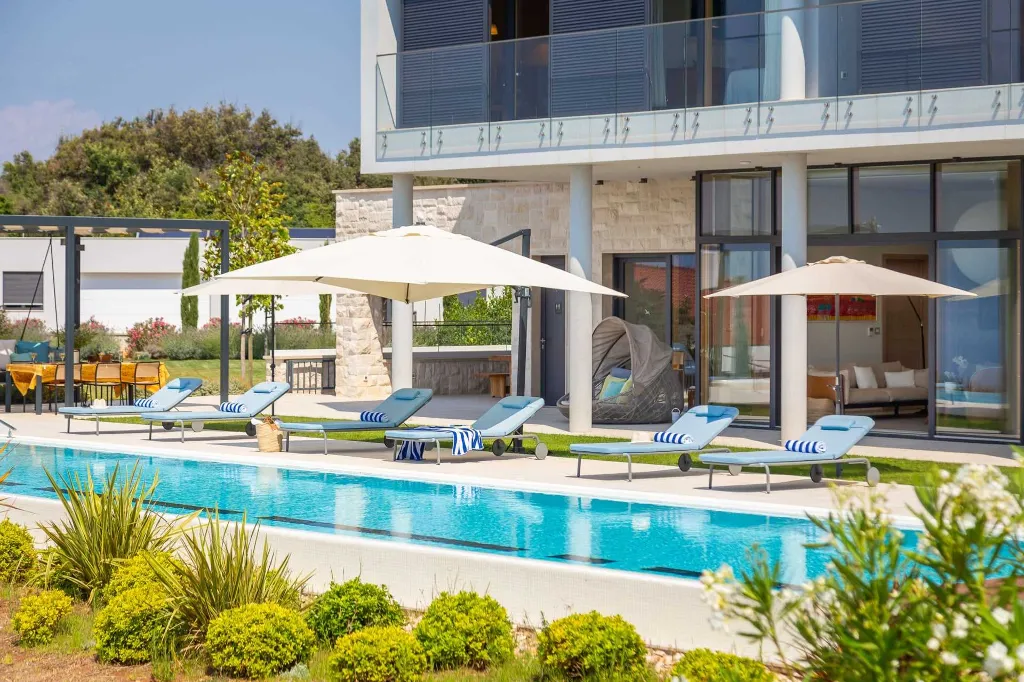Spacious Six-Bedroom Villa Retreat, Škrip