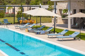 Spacious Six-Bedroom Villa Retreat, Škrip