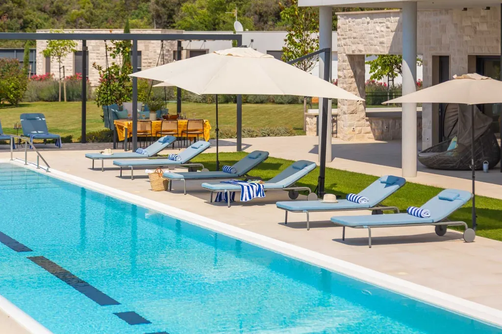 Spacious Six-Bedroom Villa Retreat, Škrip
