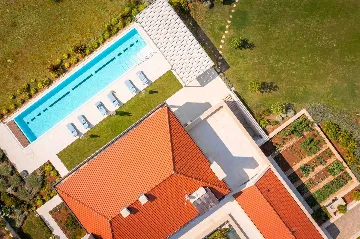 Spacious Six-Bedroom Villa Retreat, Škrip