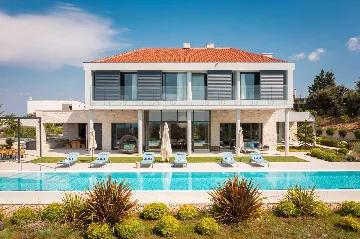 Spacious Six-Bedroom Villa Retreat, Škrip