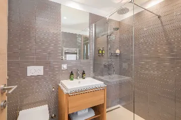 Spacious Six-Bedroom Villa Retreat, Škrip