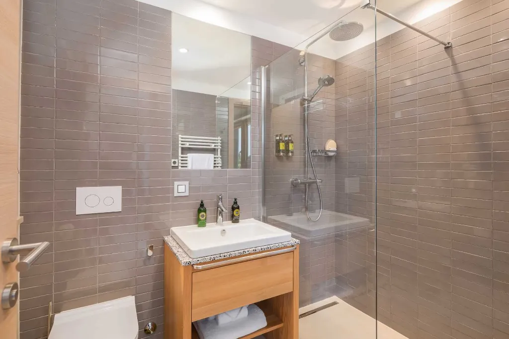 Spacious Six-Bedroom Villa Retreat, Škrip